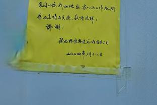 ?国足场外商贩庆祝王大雷首发：围巾1块、贴纸白送！